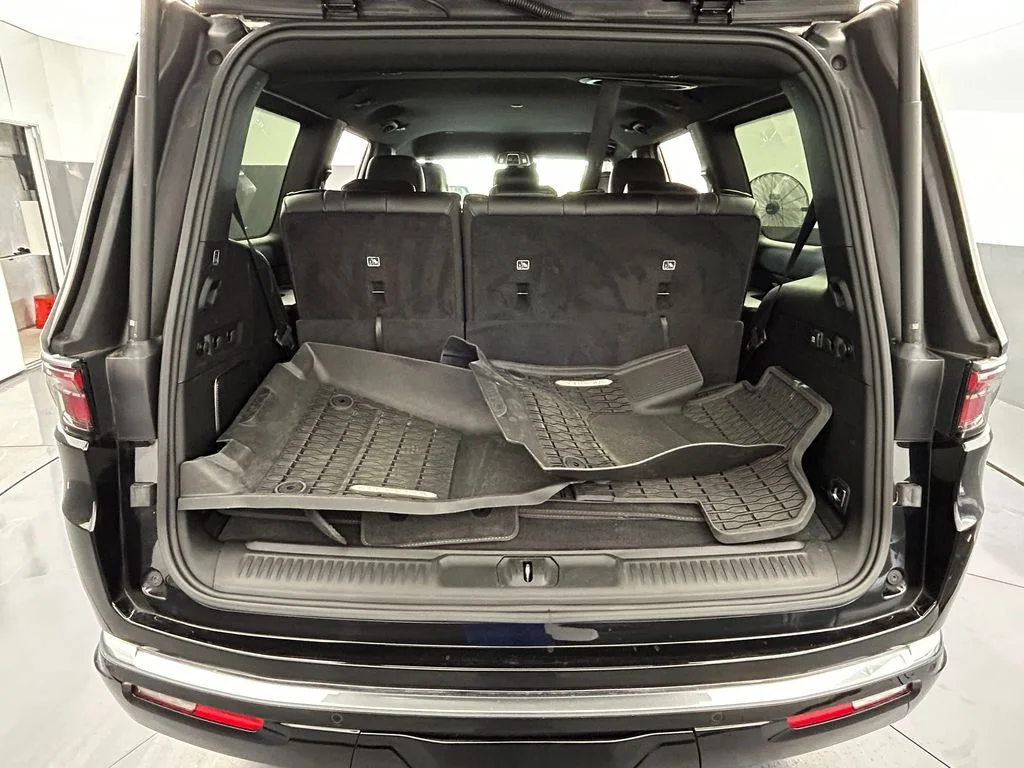 Used 2023 Diamond Black Crystal Pearlcoat Jeep Base image 42