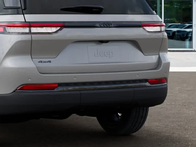 New 2025 Silver Zynith Exterior Paint Jeep Limited image 13