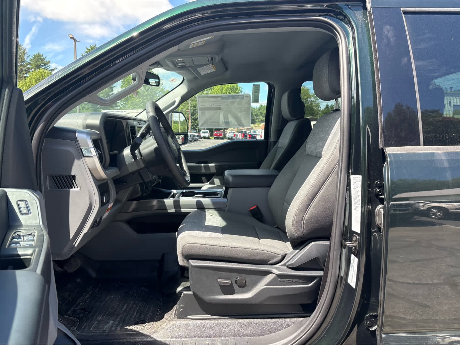 2025 Ford F-350 Super Duty Chassis Cab XLT - Photo 22
