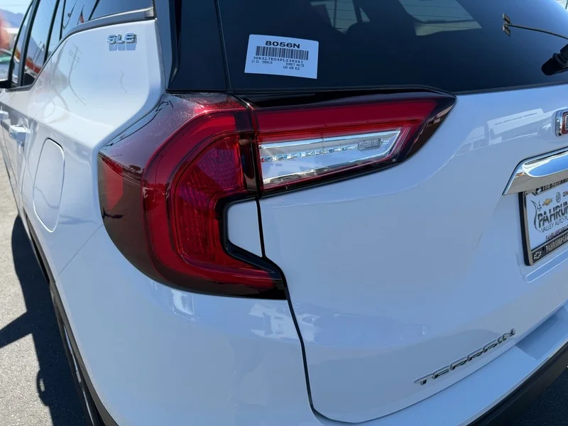 Used 2023 SUMMIT WHITE GMC SLE image 25