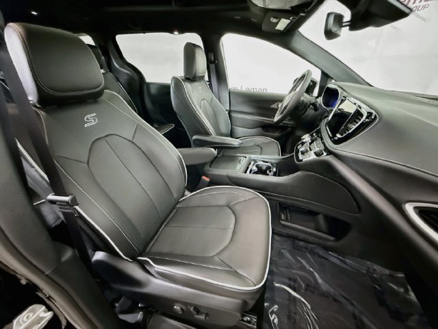 New 2027 Diamond Black Crystal Pearl-Coat Paint Chrysler Limited image 30