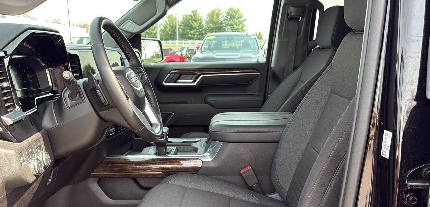 Used 2025 Onyx Black GMC Elevation image 9