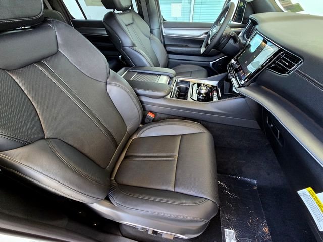 New 2026 Bright White Clear-Coat Exterior Paint Jeep Limited Altitude image 25
