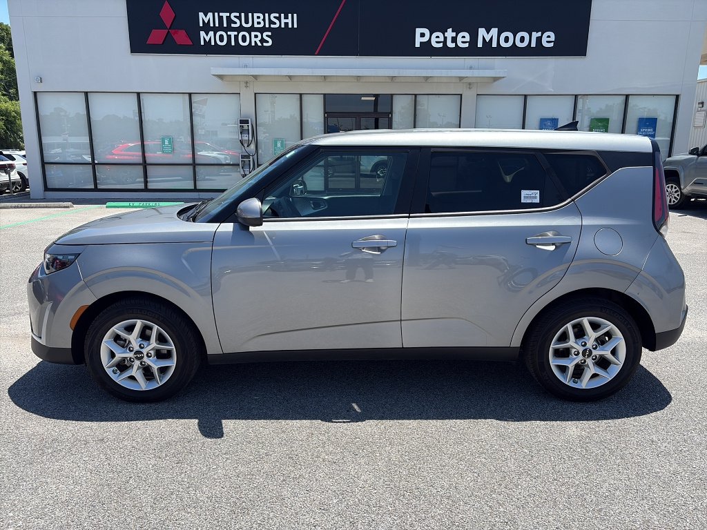 Used 2024 GRAY Kia LX image 3