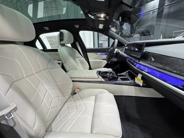 New 2026 Oxide Grey Metallic BMW 760i xDrive image 27