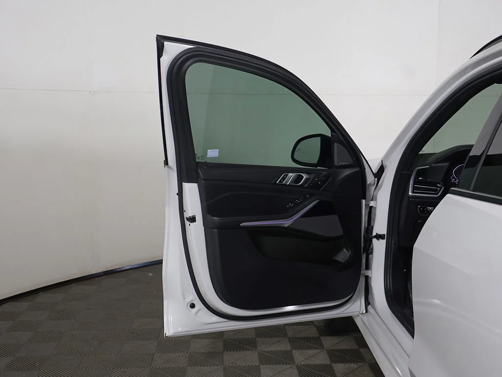 Used 2021 White BMW M50i image 21