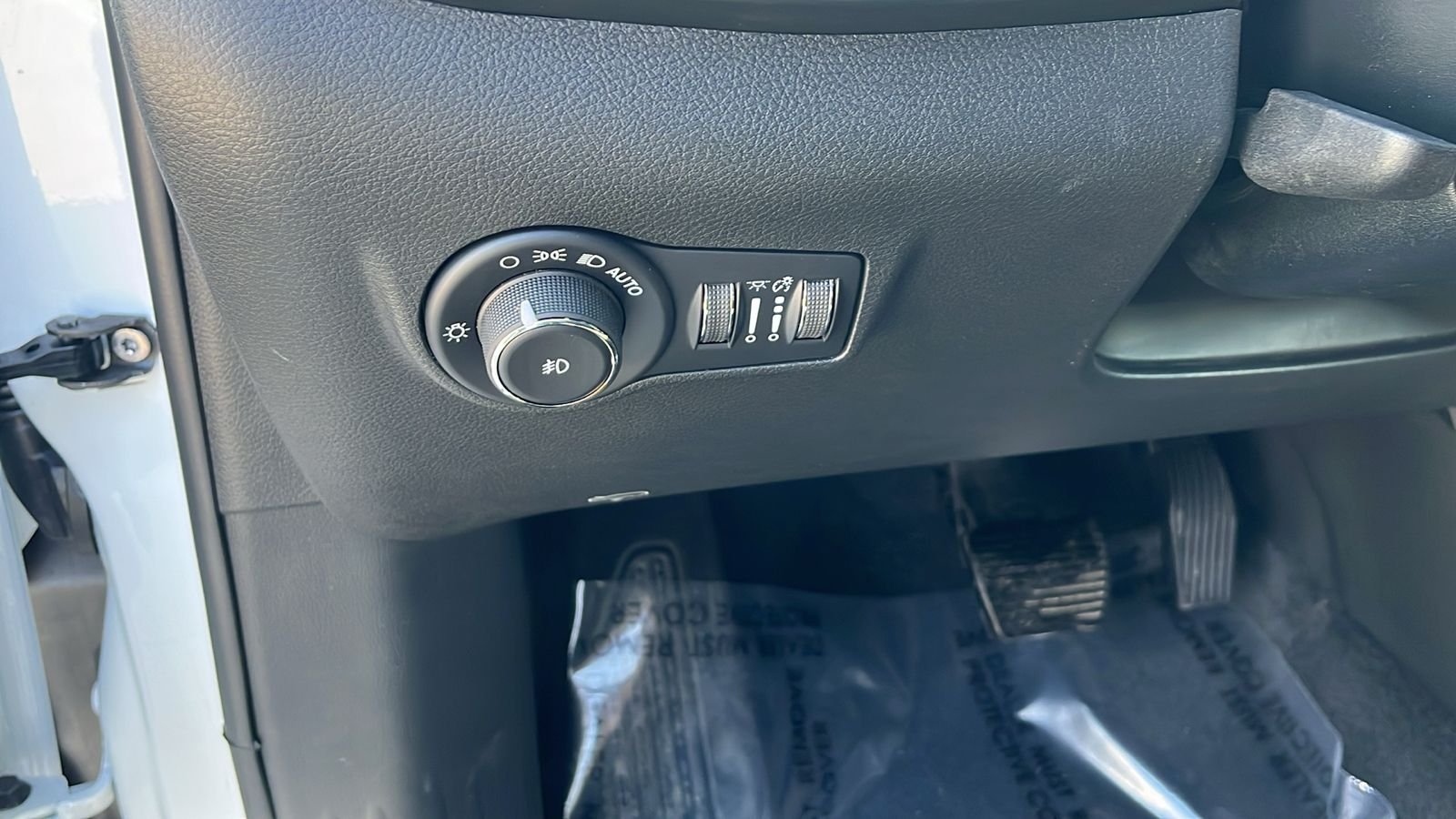 New 2026 Bright White Clear-Coat Exterior Paint Jeep Latitude image 18