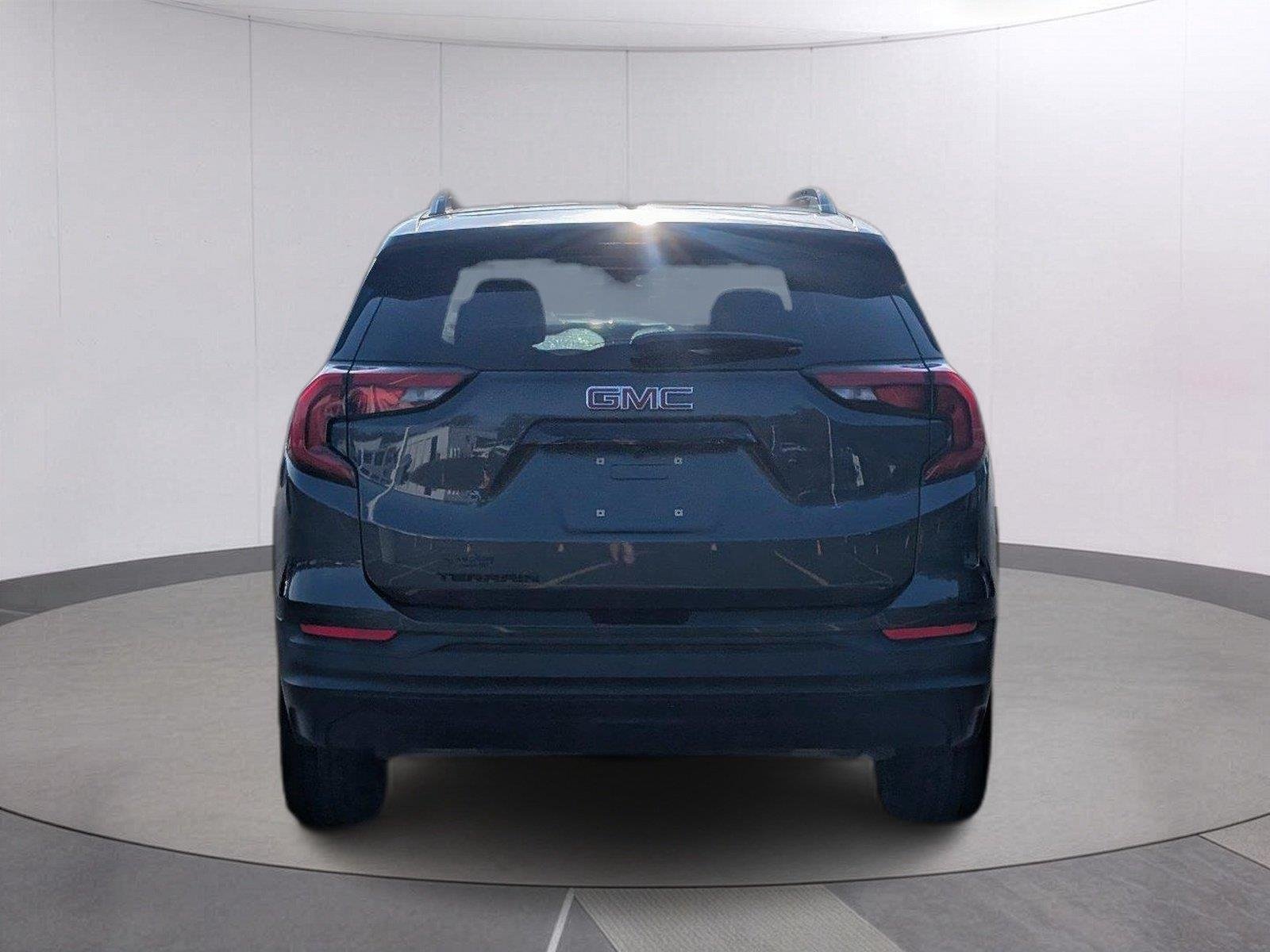 Used 2020 GRAPHITE GRAY METALLIC GMC SLE image 4