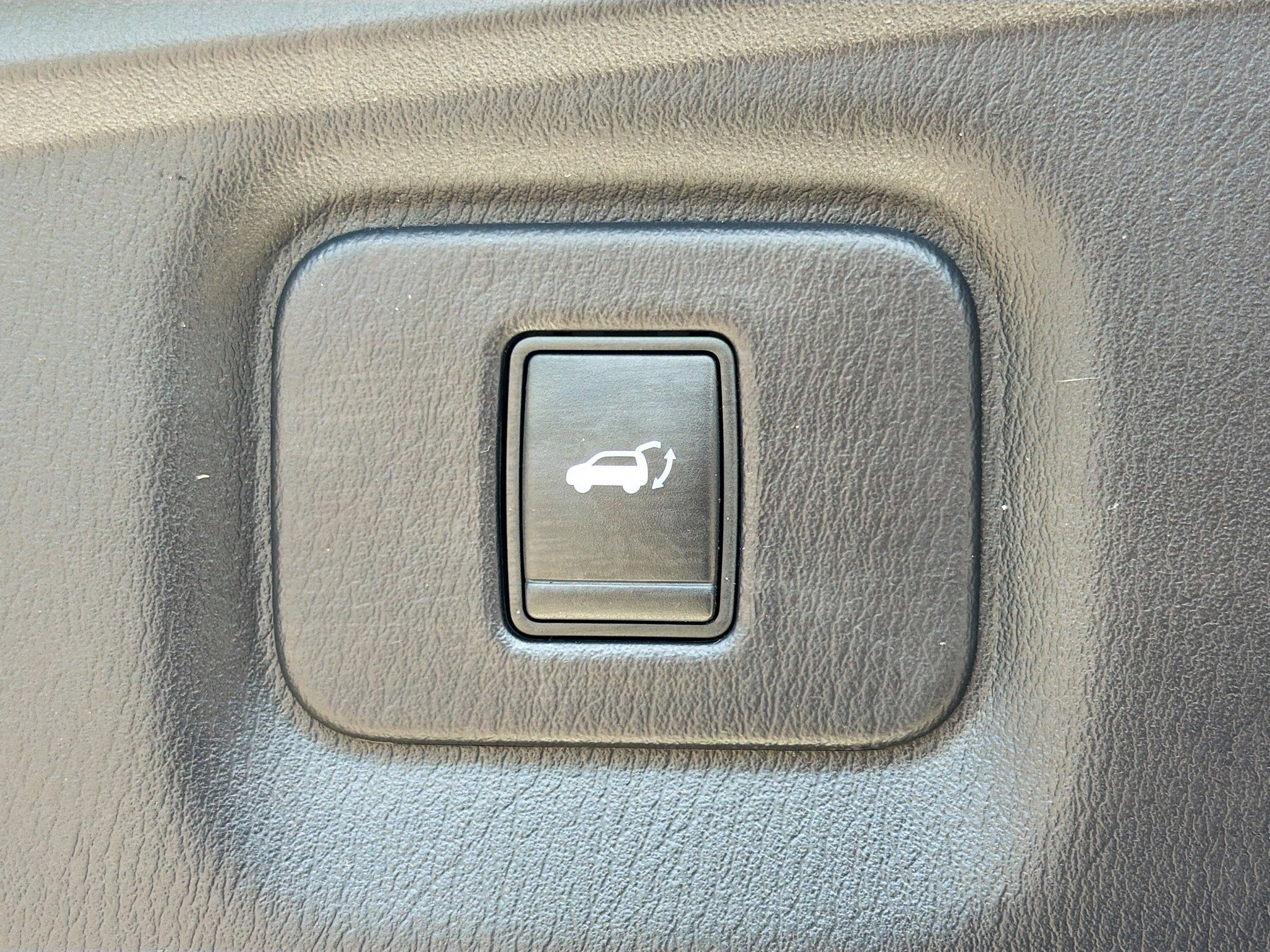 Used 2017 Majestic White INFINITI Base image 12