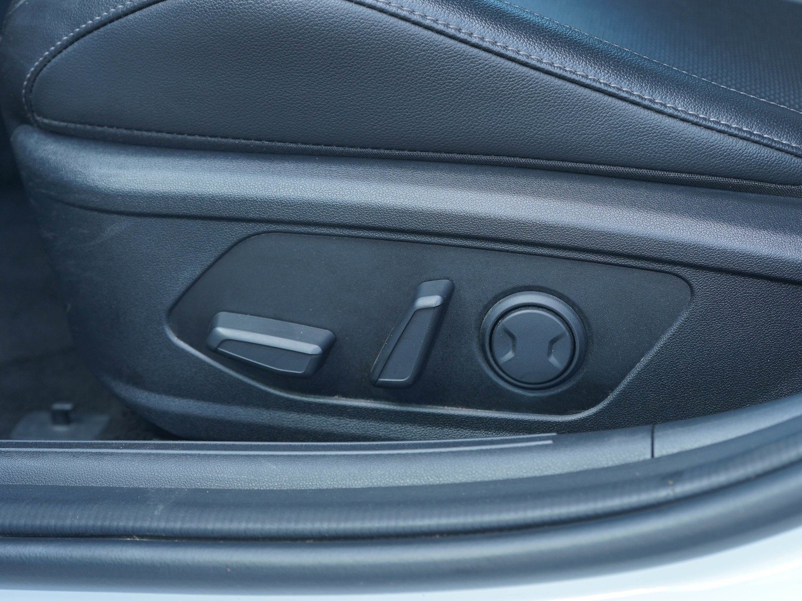 Certified Used 2025 Serenity White Hyundai Limited IVT image 20