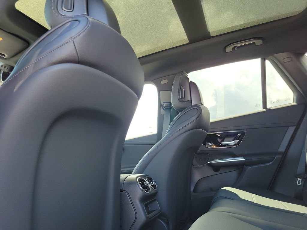 New 2027 MANUFAKTUR Moonlight White Metallic Mercedes-Benz GLC 300 image 11