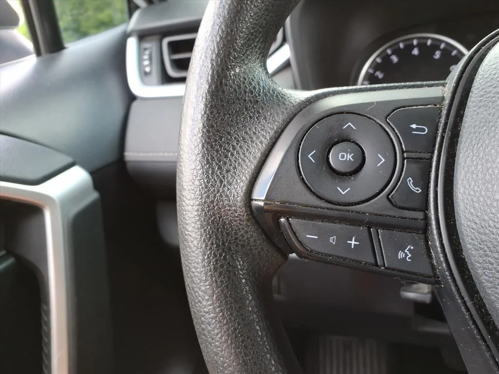 Used 2022 White Toyota XLE image 19