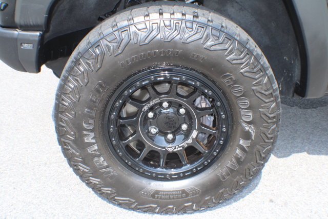 Used 2024 Onyx Black GMC 4WD AT4X image 5