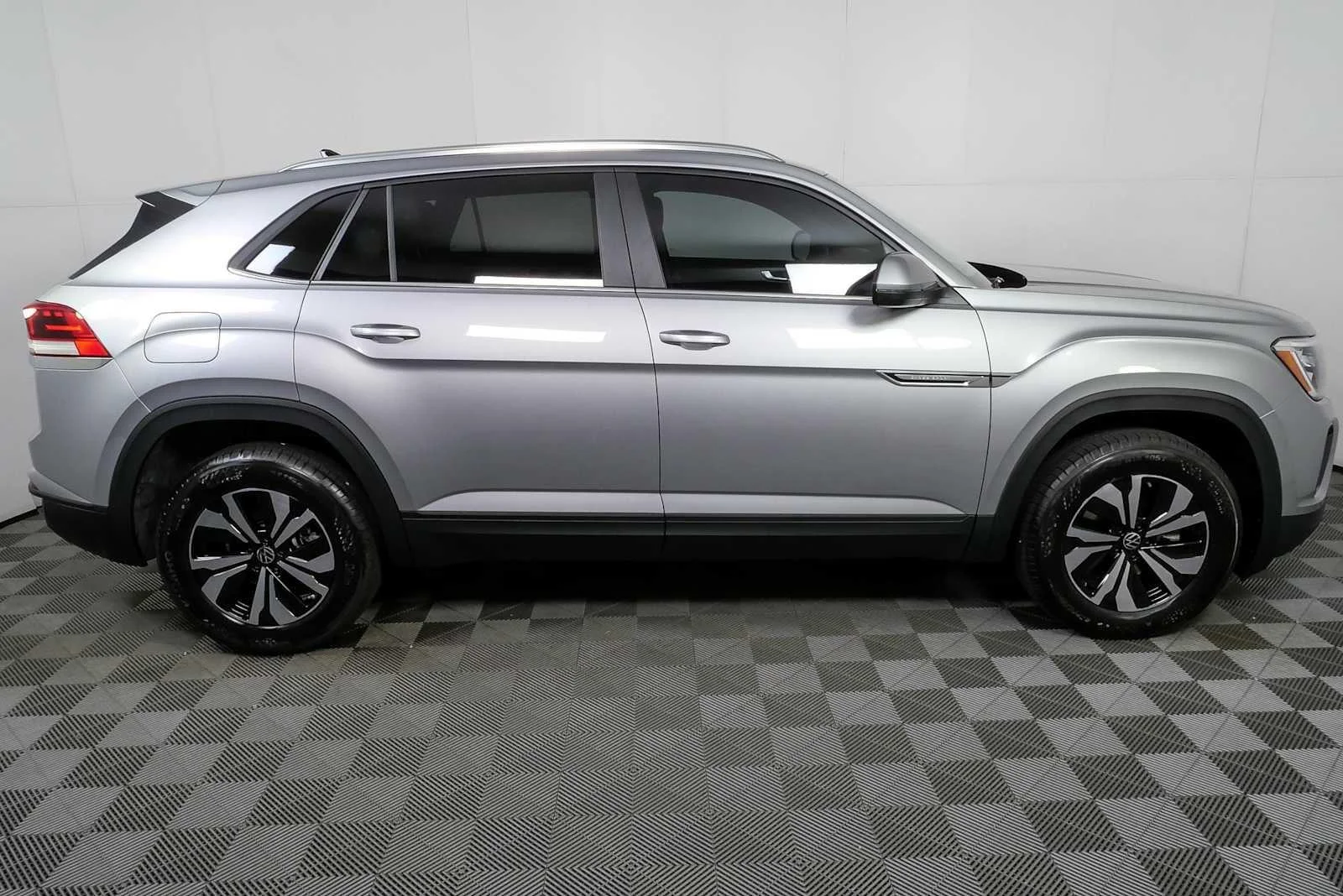 New 2026 Silver Mist Metallic Volkswagen 2.0T SE image 4