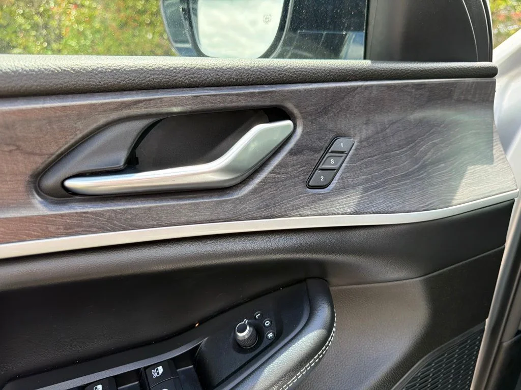 Used 2023 Silver Jeep Limited image 12