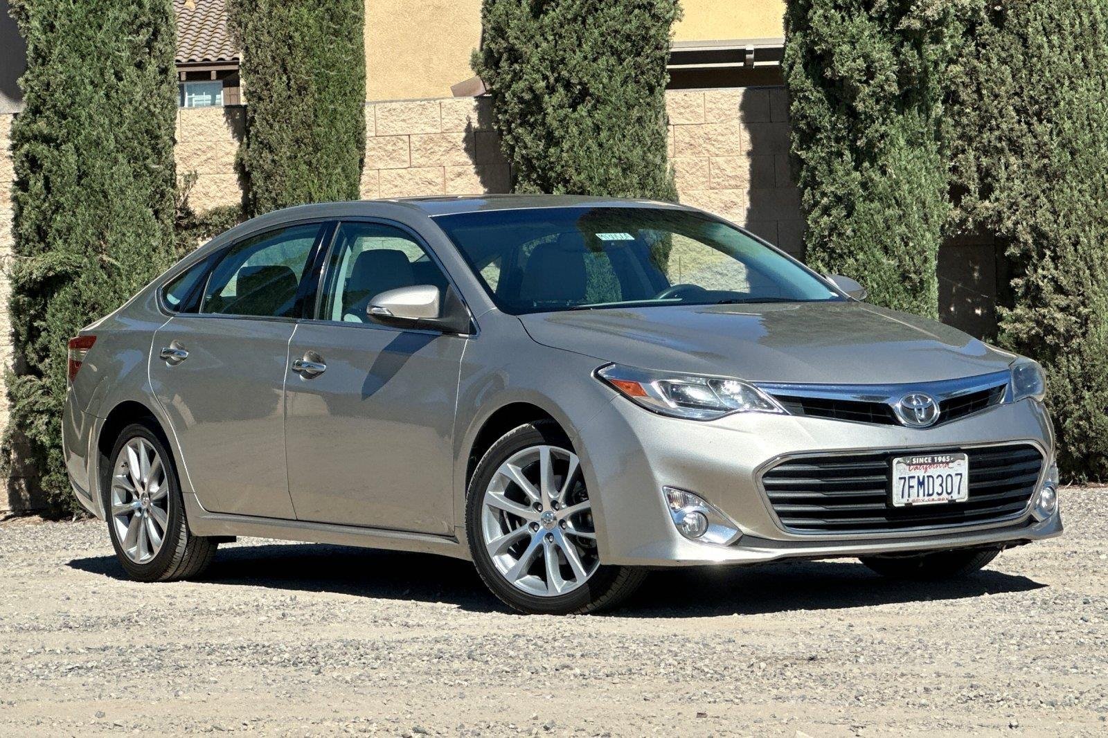 Used 2014 Creme Brulee Mica Toyota XLE Touring image 1