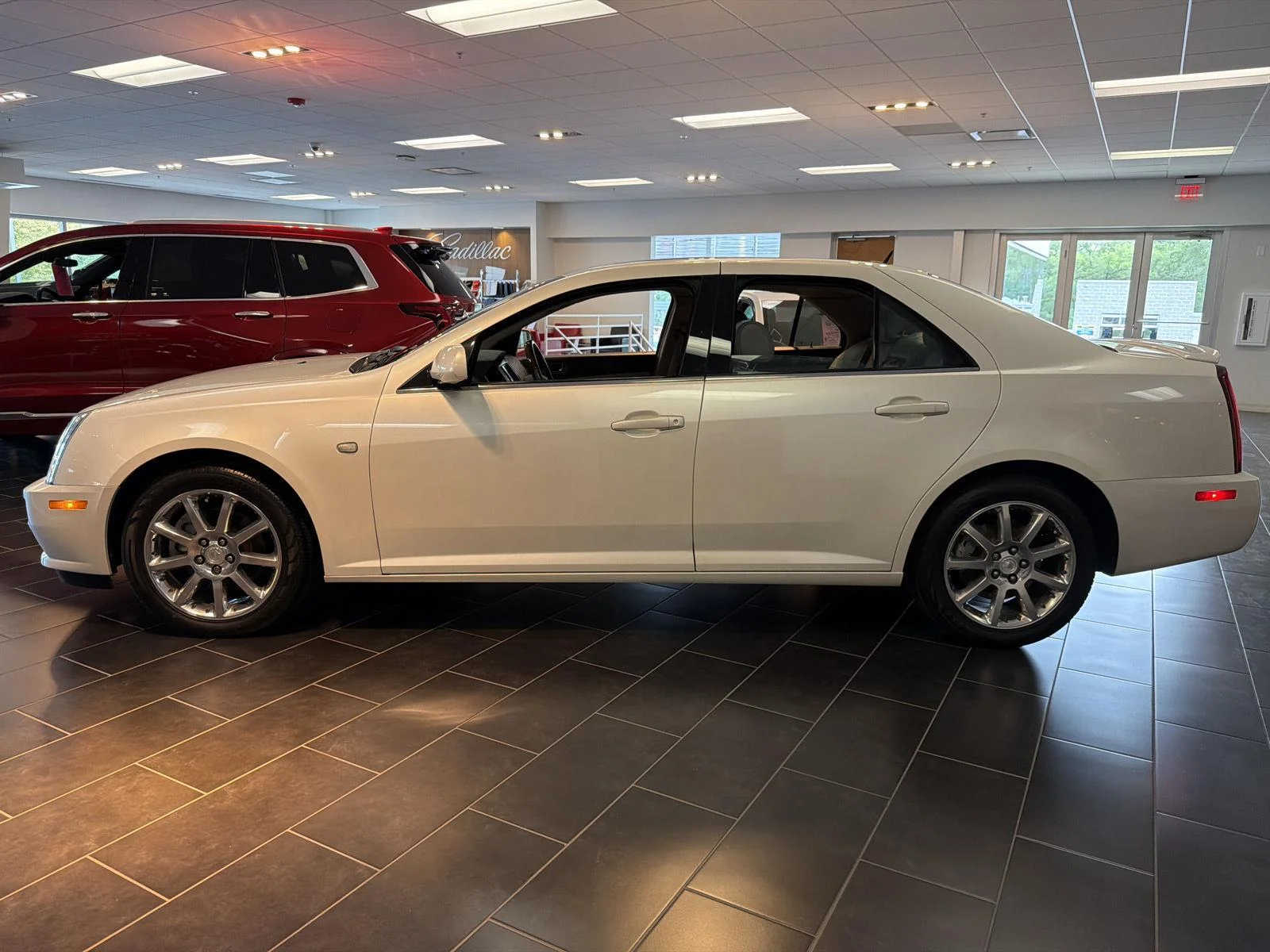 Used 2005 White Diamond Cadillac 4DR SDN V8 image 2