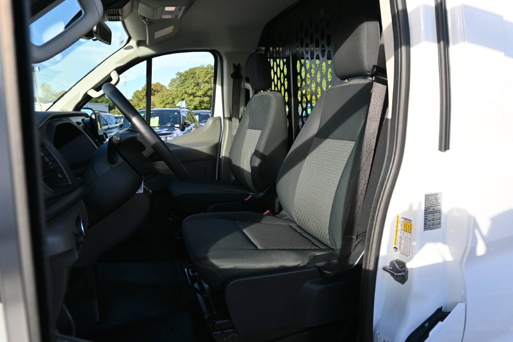 Used 2025 Oxford White Ford Base image 18