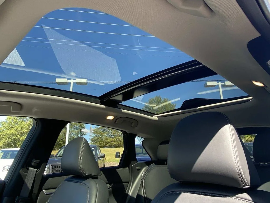 Used 2025 White INFINITI LUXE image 16
