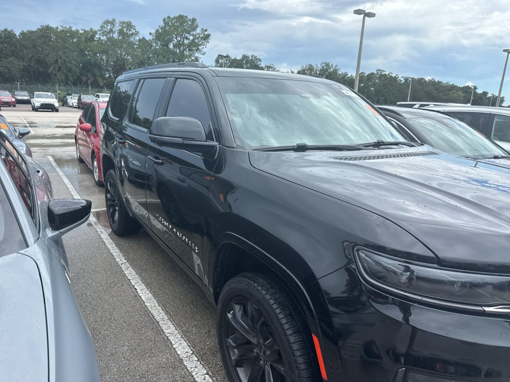 Used 2023 Diamond Black Crystal Pearlcoat Jeep Series II Obsidian image 3