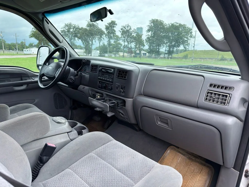 Used 2004 White Ford  image 24