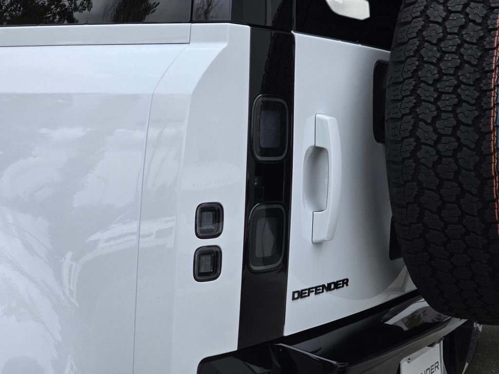 New 2026 Fuji White LAND ROVER X-Dynamic SE image 36