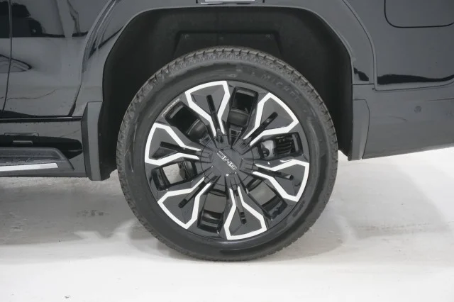 New 2025 Onyx Black GMC Max Range Denali image 18