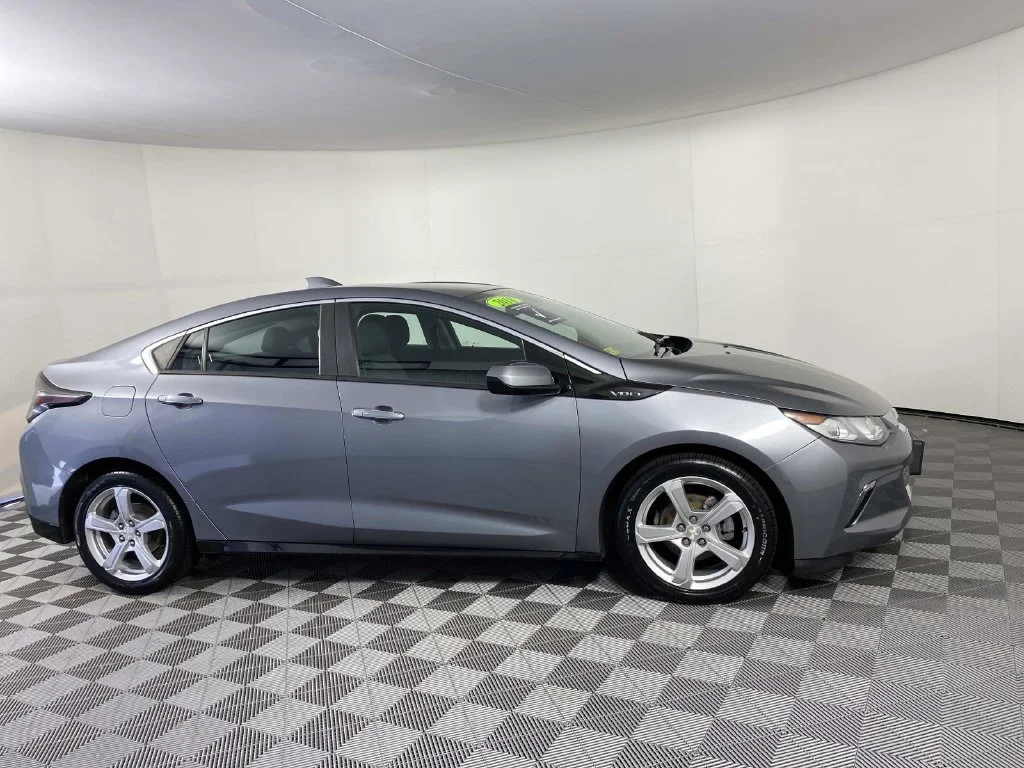 Used 2018 Steel Metallic Chevrolet LT image 10