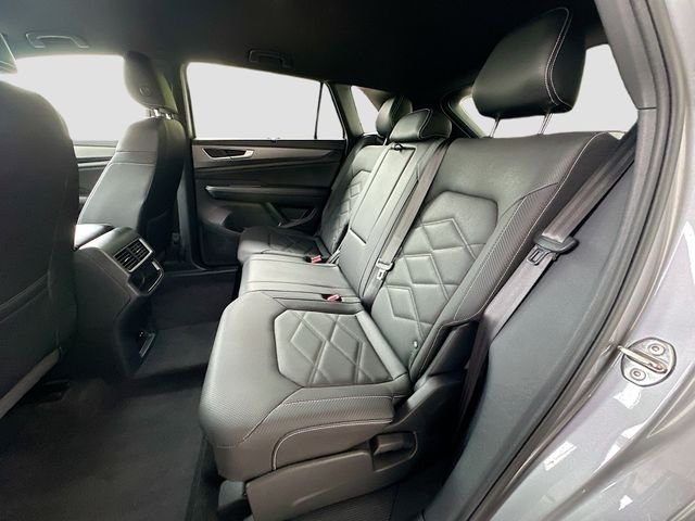 Used 2025  Volkswagen 2.0T SE w/Technology image 23
