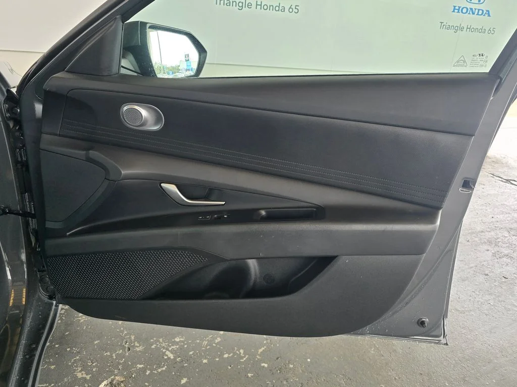 Used 2025  Hyundai SE image 30