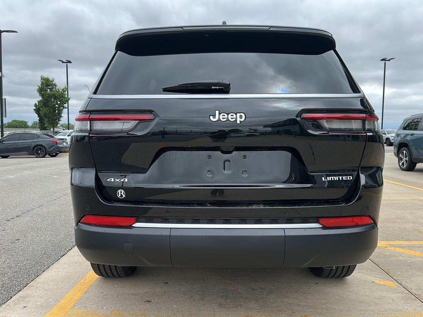 New 2026 Diamond Black Crystal Pearl-Coat Exterior Paint Jeep Limited image 3
