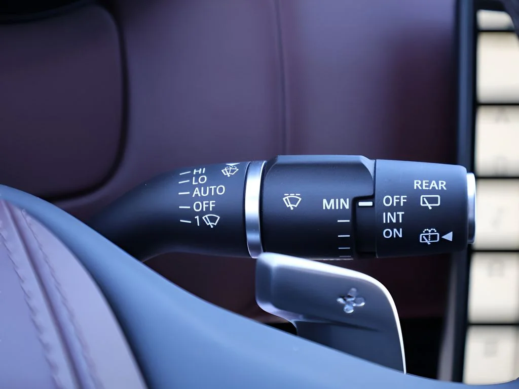 Used 2023 Ostuni Pearl White Land Rover SE image 32