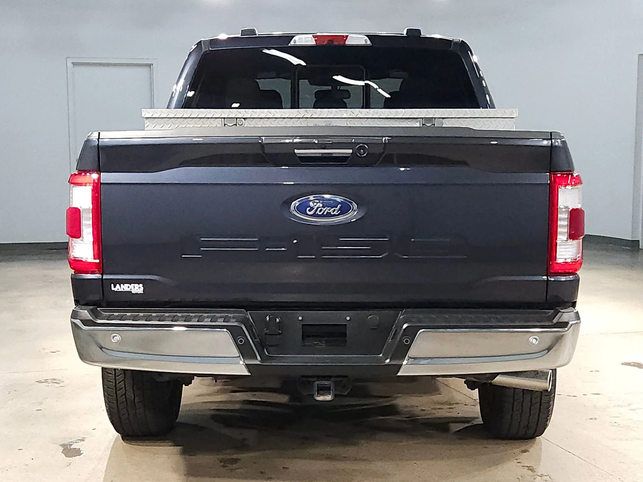Used 2022 Smoked Quartz Metallic Tinted Clearcoat Ford LARIAT image 6