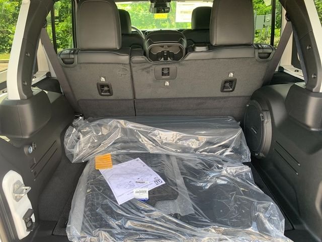New 2026 Bright White Clear-Coat Exterior Paint Jeep Sahara image 6