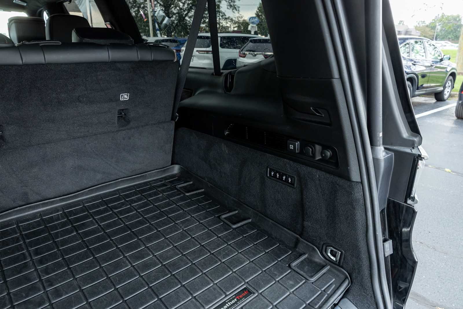 Used 2023 Diamond Black Crystal Pearlcoat Jeep Series III image 52