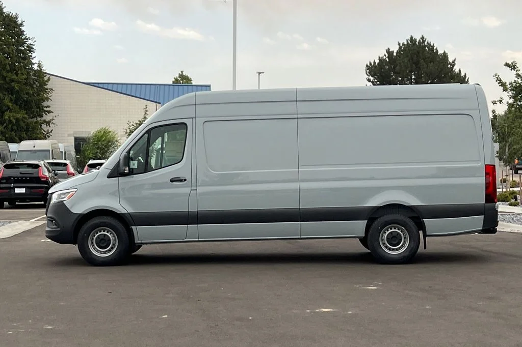 Used 2024  Mercedes-Benz Cargo 170 WB image 2