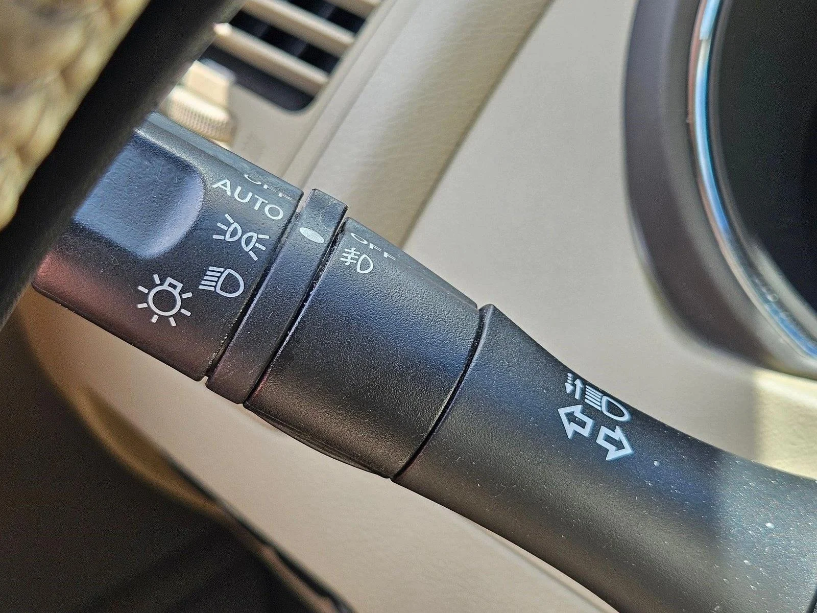 Used 2011 Glacier Pearl Nissan LE image 11