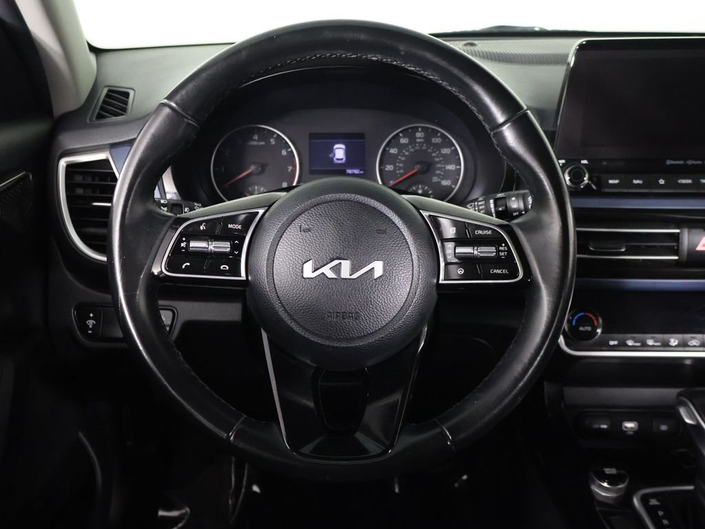 Used 2022 White Kia S image 33