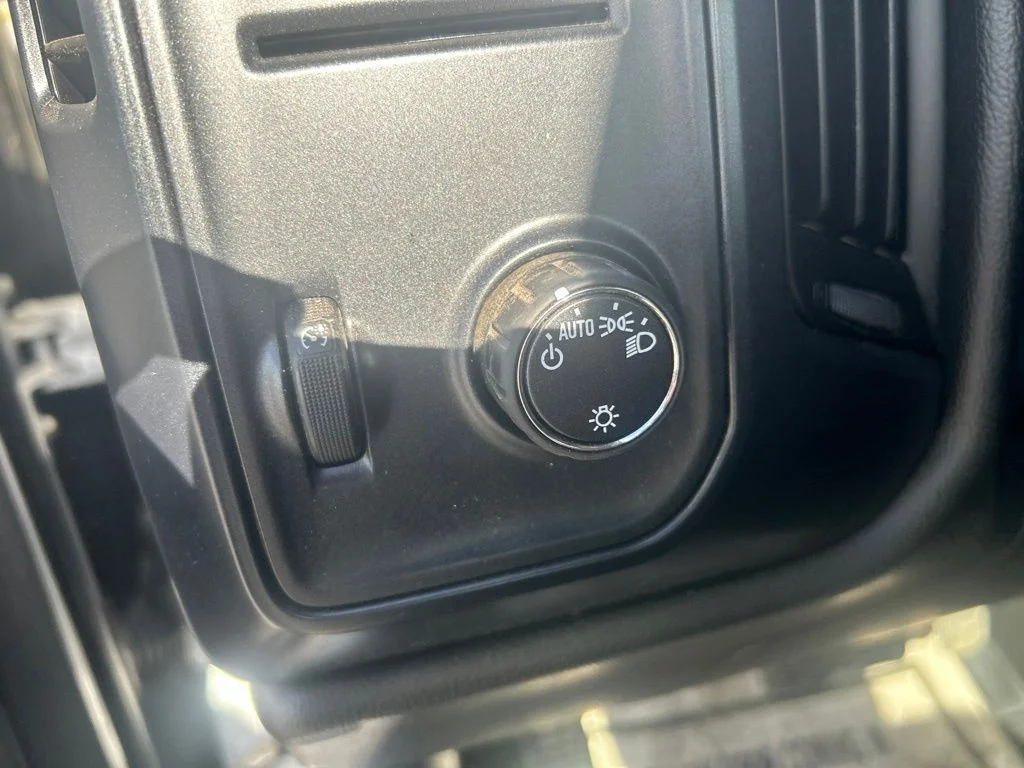 Used 2018  GMC Base image 10