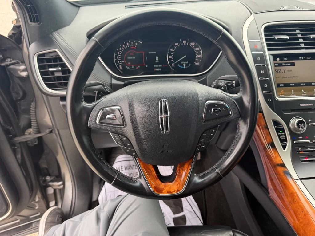 Used 2017 Gray Lincoln Select image 15