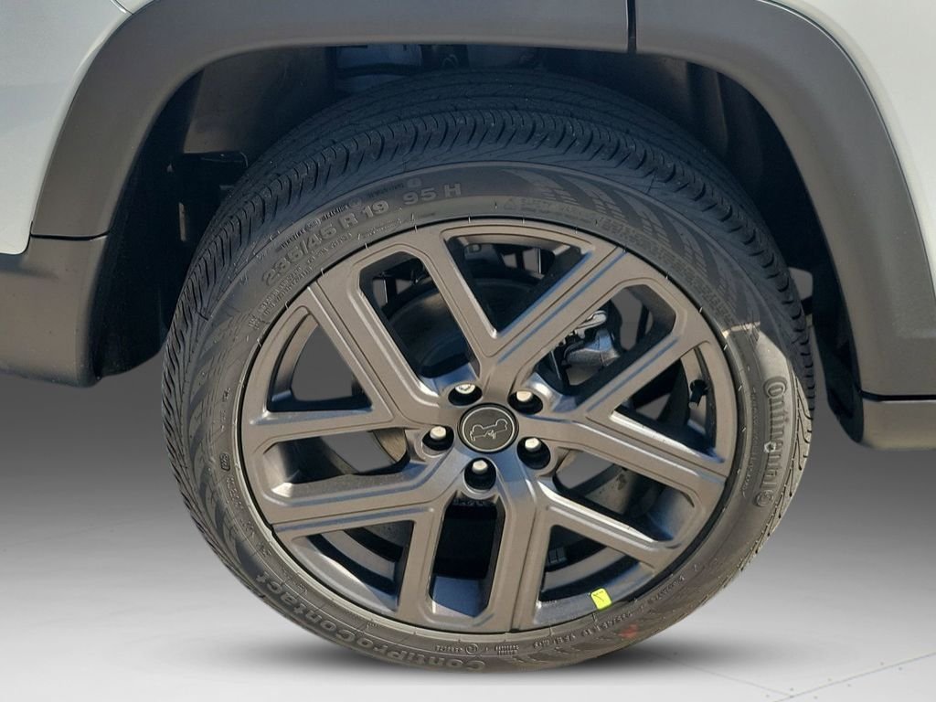 New 2026 Bright White Clear-Coat Exterior Paint Jeep Latitude image 19