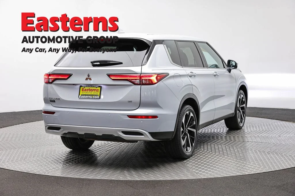 Used 2024 White Mitsubishi SE image 5