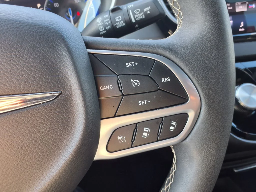 Used 2025 White Chrysler Select image 30