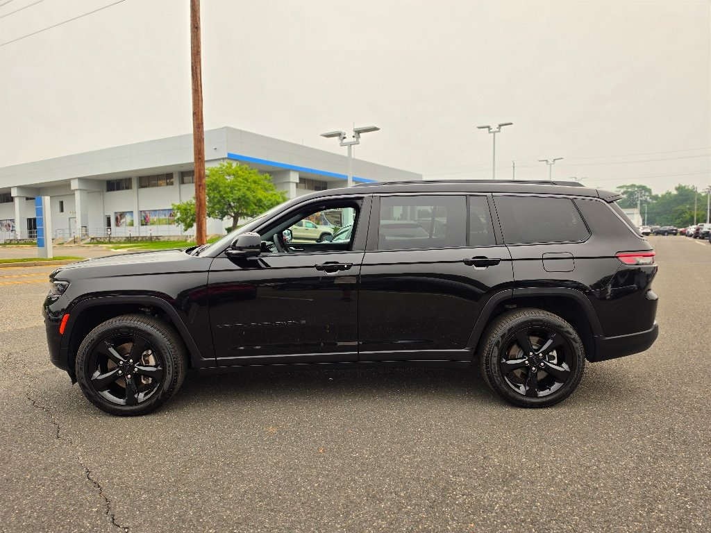 Used 2026 Diamond Black Crystal Pearl Coat Jeep Limited image 19