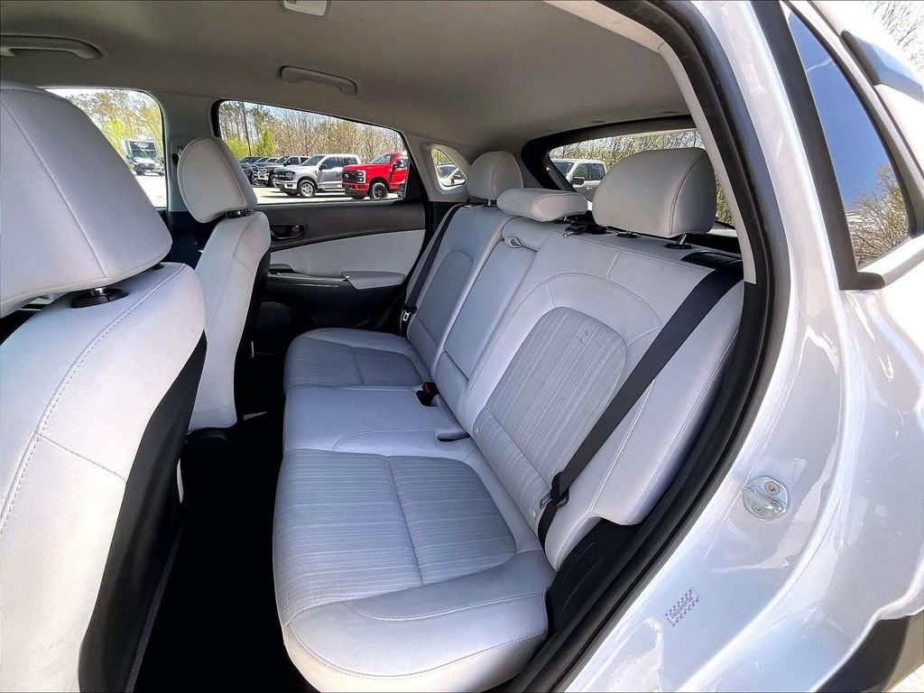 Used 2023 White Hyundai SEL image 13