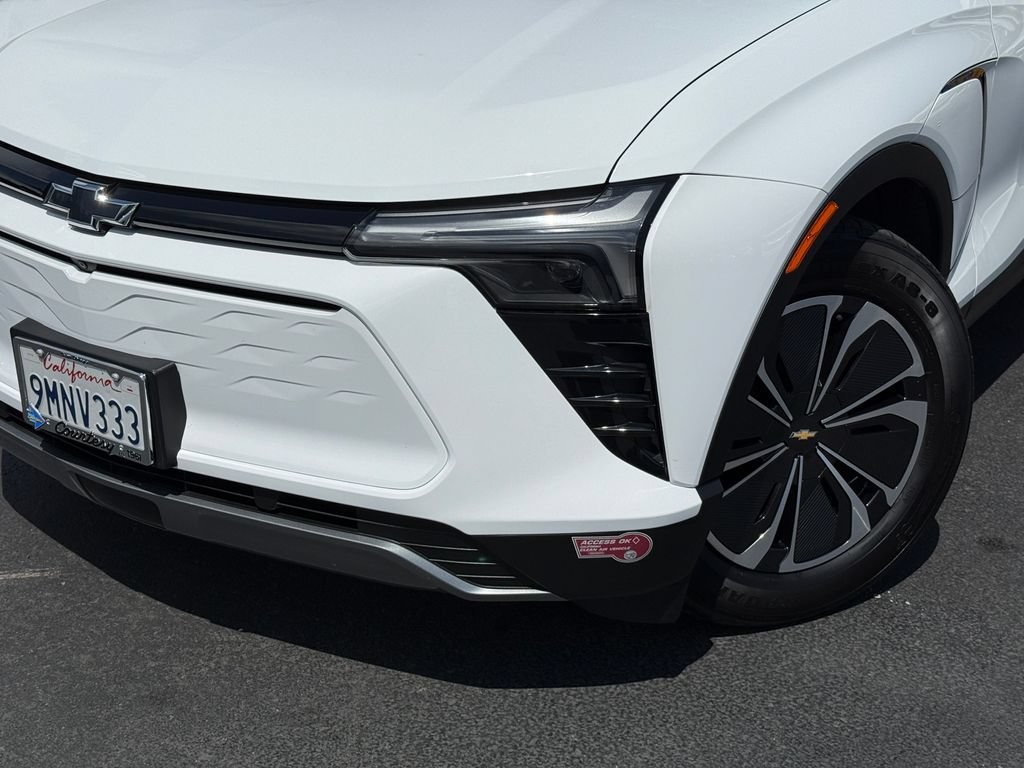 Used 2024 Summit White Chevrolet LT image 3