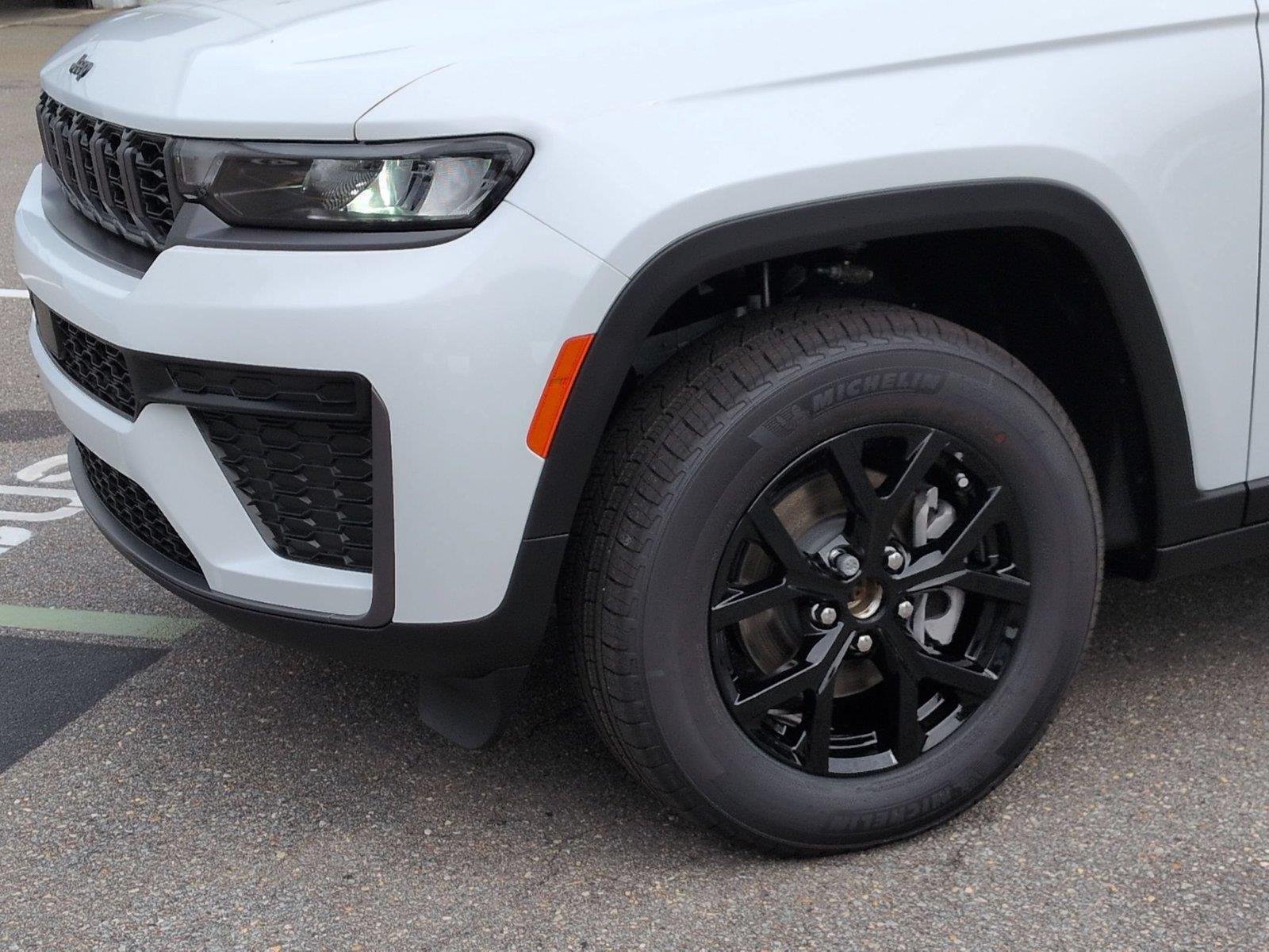 New 2026 Bright White Clear-Coat Exterior Paint Jeep Laredo Altitude image 9