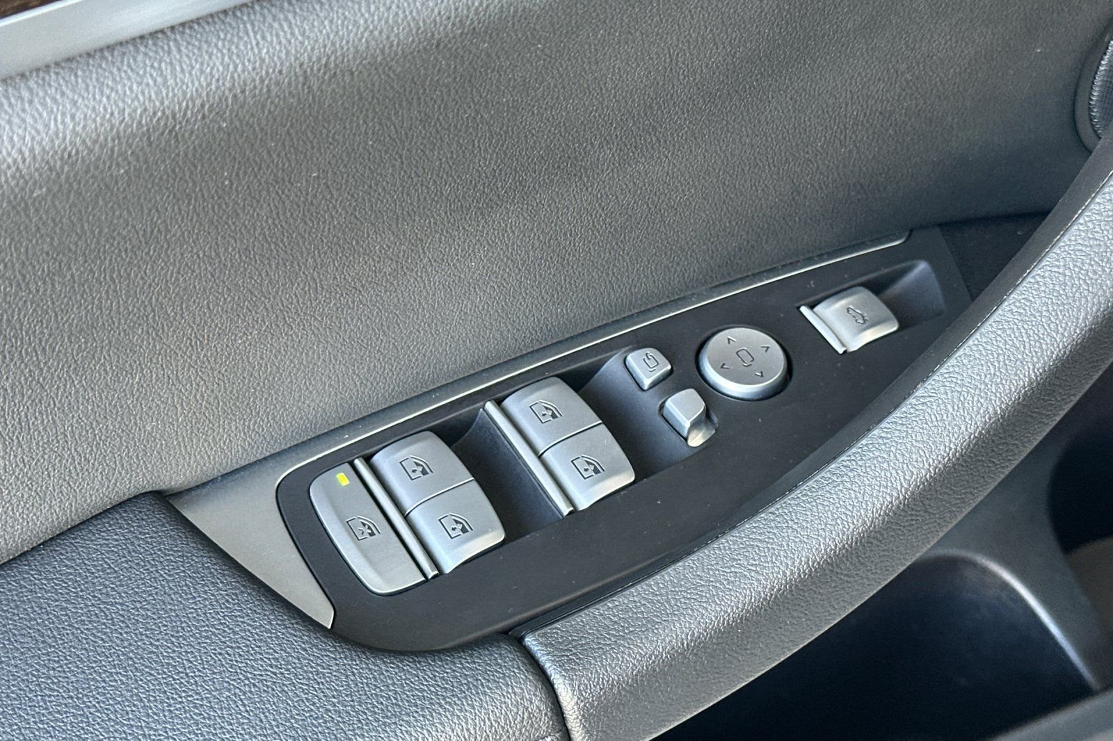 Used 2024  BMW xDrive30i image 11