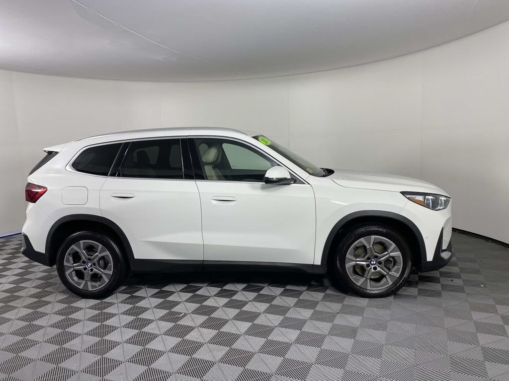 Used 2023 White BMW xDrive28i image 10