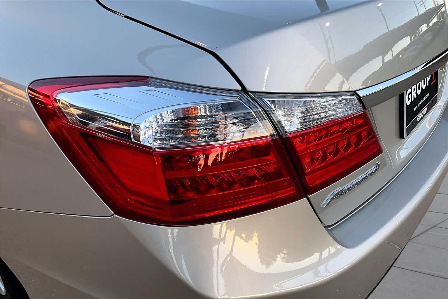 Used 2015 Champagne Frost Pearl Honda EX-L image 28